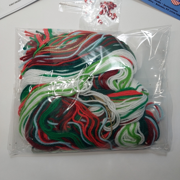 Design Works Ornament Wreath Wall Hanging Plastic Canvas Christmas Kit - Picture 6 of 8